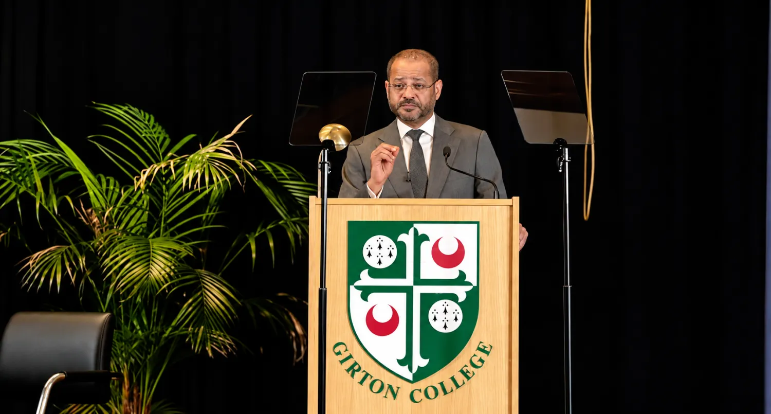 بدر بن حمد البوسعيدي وزير الخارجية العُماني خلال إلقائه محاضرة في كلية «جيرتون» بجامعة كامبريدج البريطانية مساء الاثنين (الخارجية العمانية)