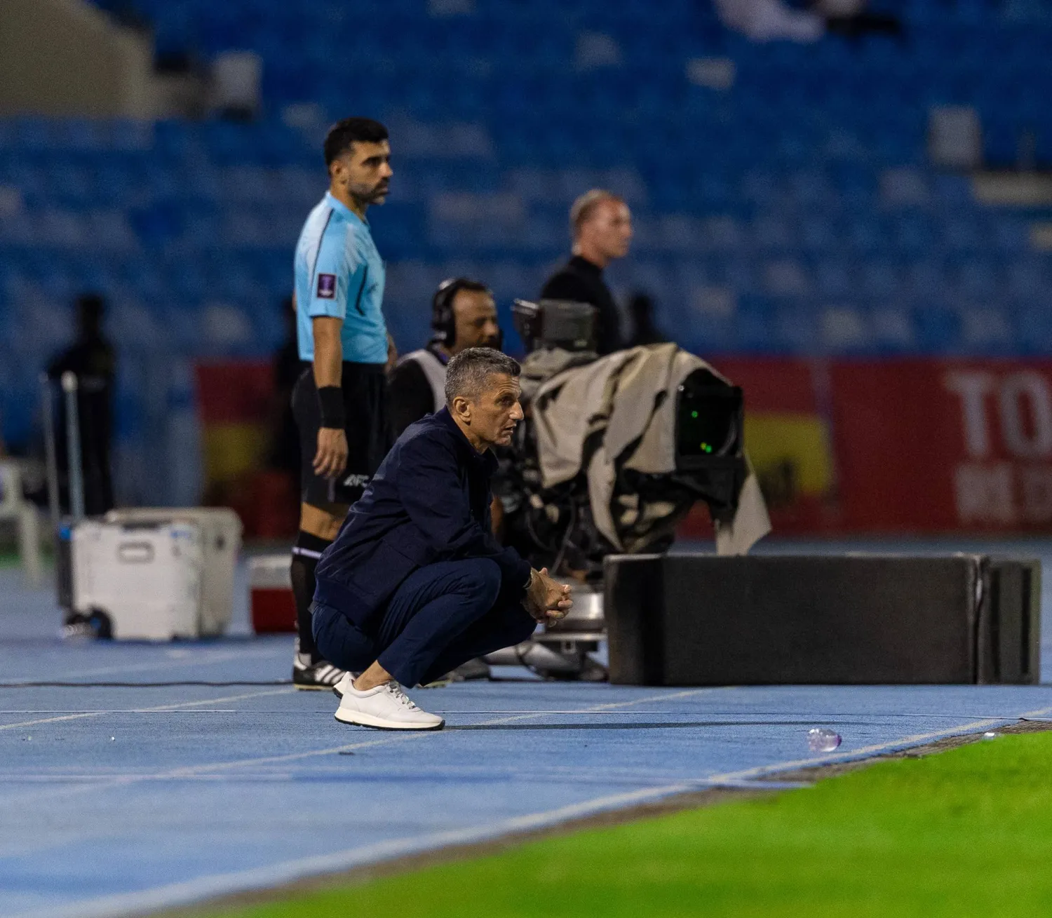 رازفان يراقب مجريات المباراة (تصوير: عيسى الدبيسي)