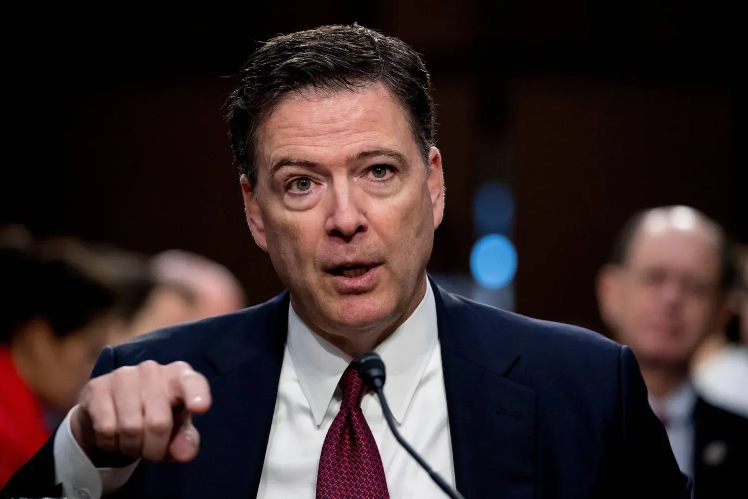 Eski Federal Soruşturma Bürosu (FBI) Direktörü James Comey, Haziran 2017’de Senato’da düzenlenen bir oturumda. (Arşiv – AP)