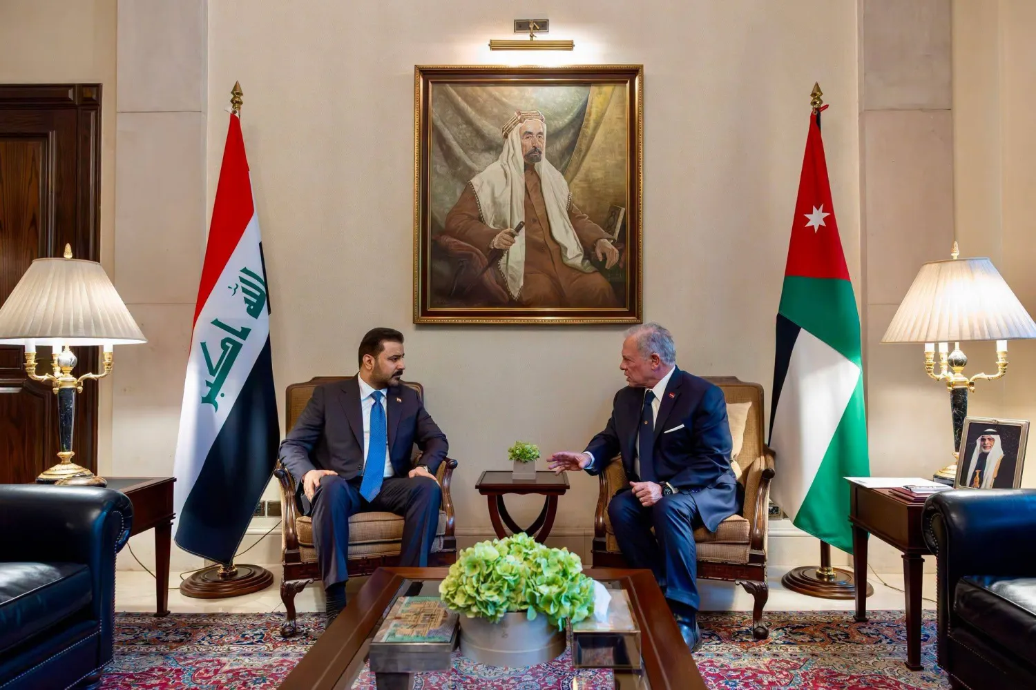 العاهل الأردني الملك عبد الله الثاني ورئيس الوزراء العراقي علي الزيدي في عمّان 26 أكتوبر 2026 (د.ب.أ) 


