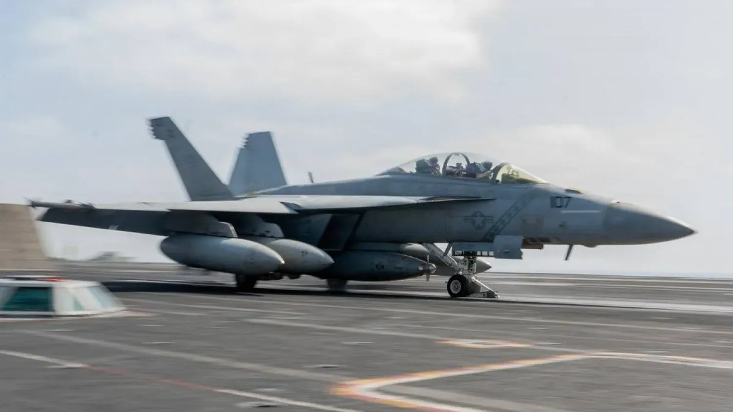 ABD Merkez Kuvvetler Komutanlığı’nın (CENTCOM) dün yayımladığı, USS George Washington uçak gemisinin güvertesinde bulunan bir savaş uçağı.(CENTCOM)