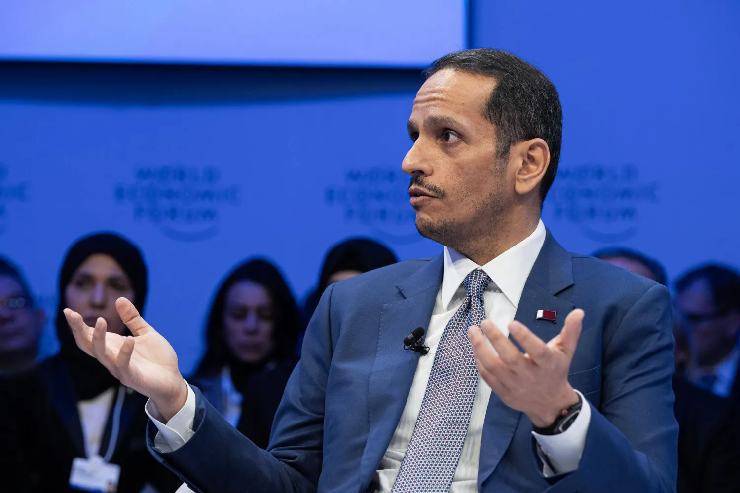 رئيس مجلس الوزراء وزير الخارجية القطري محمد بن عبد الرحمن آل ثاني يتحدث خلال جلسة نقاشية ضمن الاجتماع السنوي للمنتدى الاقتصادي العالمي لعام 2024 في دافوس (أرشيفية - د.ب.أ)