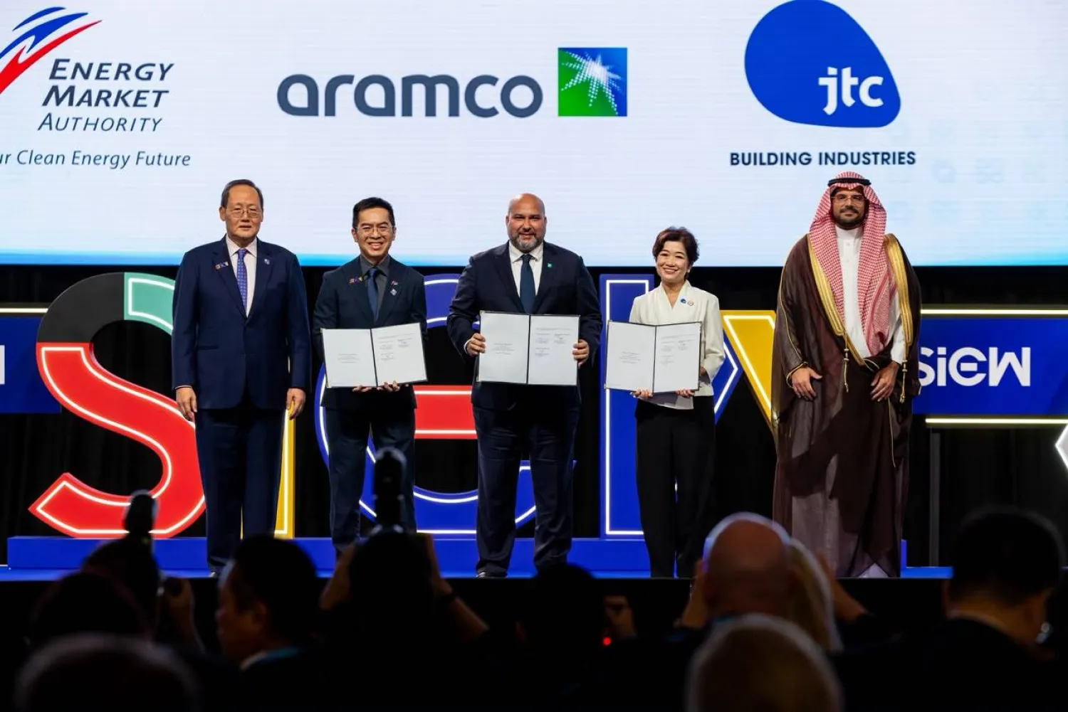 خلال توقيع مذكرة التفاهم بين هيئة سوق الطاقة ومؤسسة «جي تي سي» السنغافوريتين و«أرامكو» (إكس)