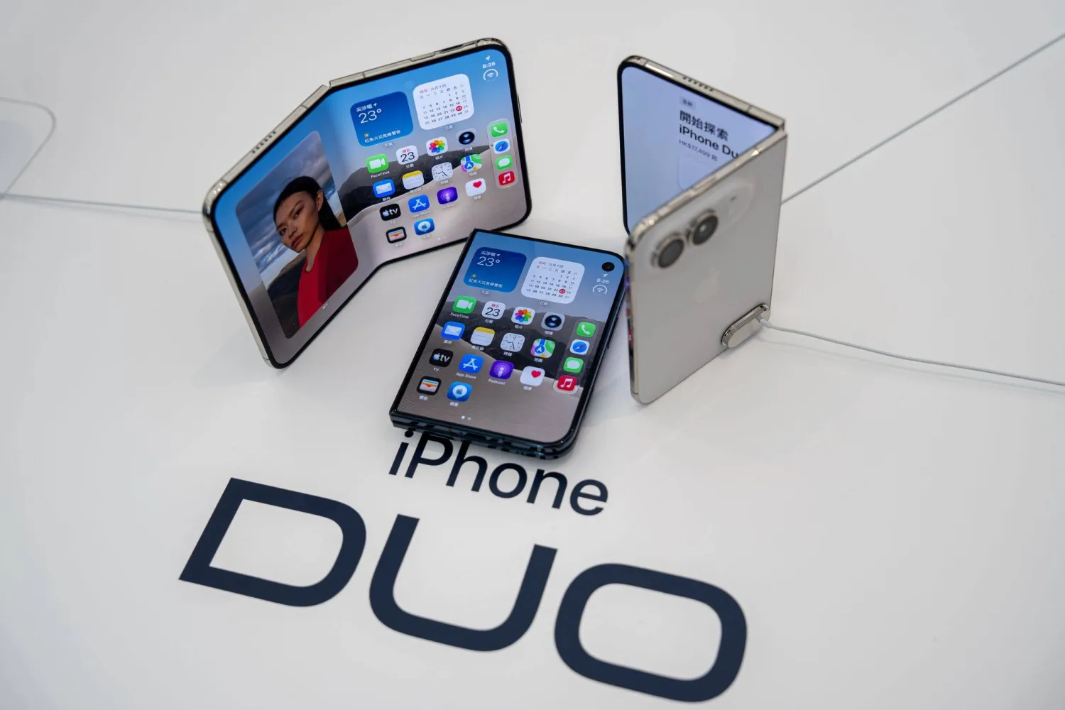يحصل «iPhone Duo» على دعم «Apple Pencil USB-C» وميزة «Edge Light» لتحسين مكالمات الفيديو (د.ب.أ)