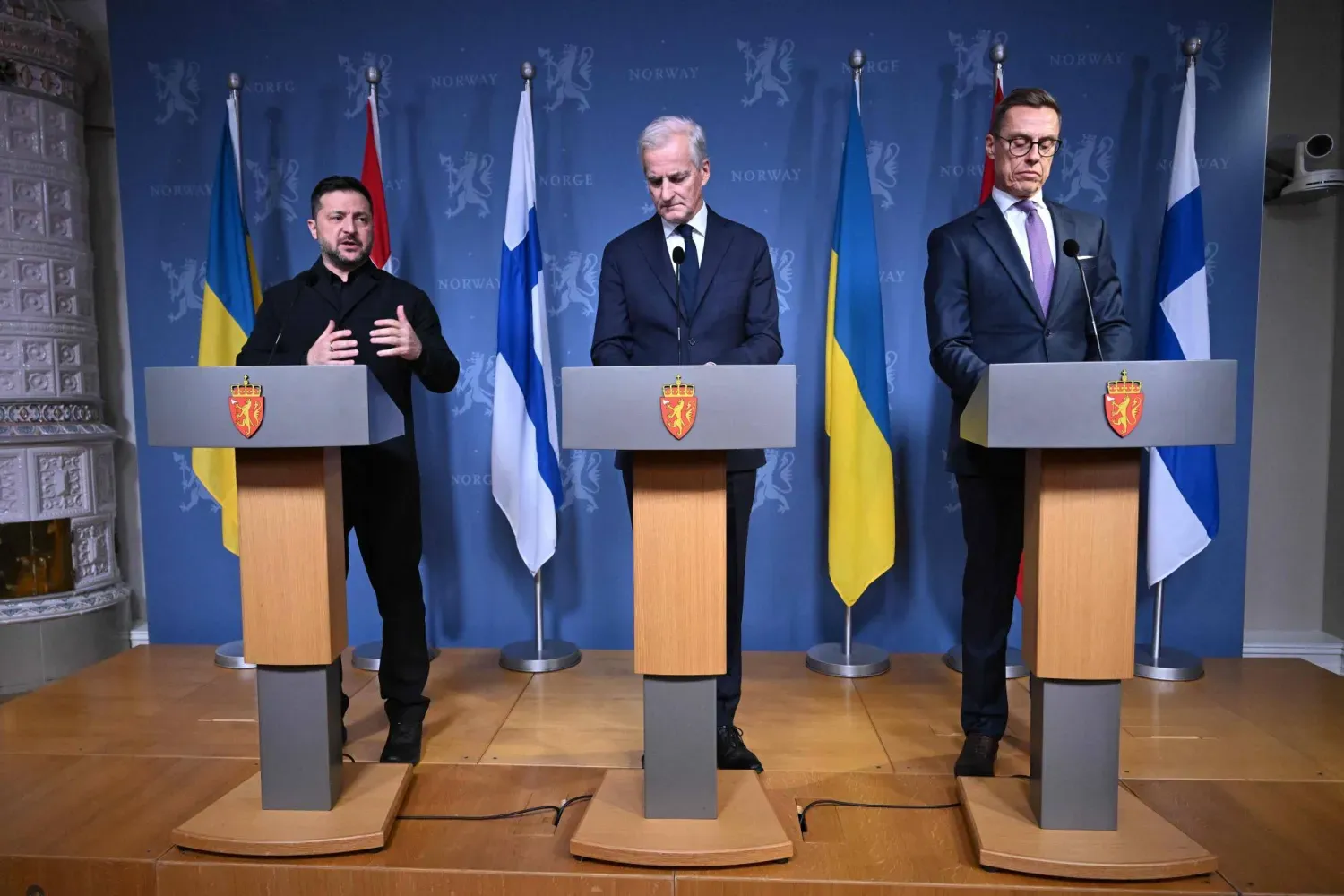 Ukrayna Devlet Başkanı Volodimir Zelenskiy, Norveç Başbakanı Jonas Gahr Støre ve Finlandiya Cumhurbaşkanı Alexander Stubb, 20 Ekim’de Oslo’da düzenlenen ortak basın toplantısında. (AFP)