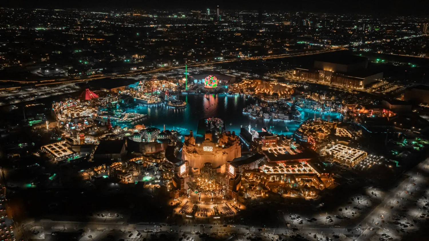 يعايش الزوار والسياح في منطقة الرياض كل ليلة تجربة متجددة وجملة من الفعاليات الاستثنائية (موسم الرياض)