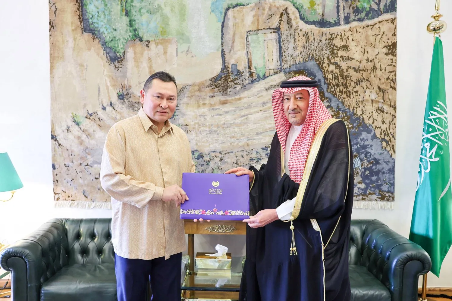 نائب وزير الخارجية السعودي يتسلم الرسالة من السفير الماليزي في الرياض (واس)