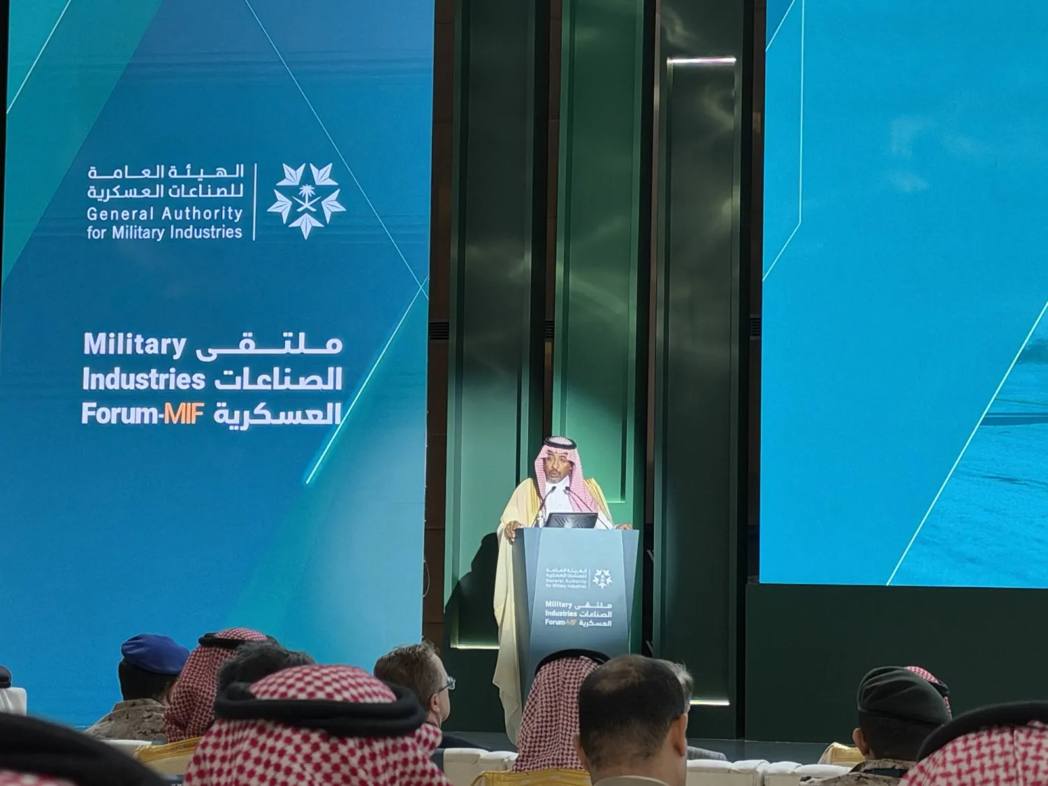 بندر الخریف، وزیر مشاور و عضو شورای وزیران و سرپرست سازمان کل صنایع نظامی، در جریان همایش صنایع نظامی (الشرق الأوسط)