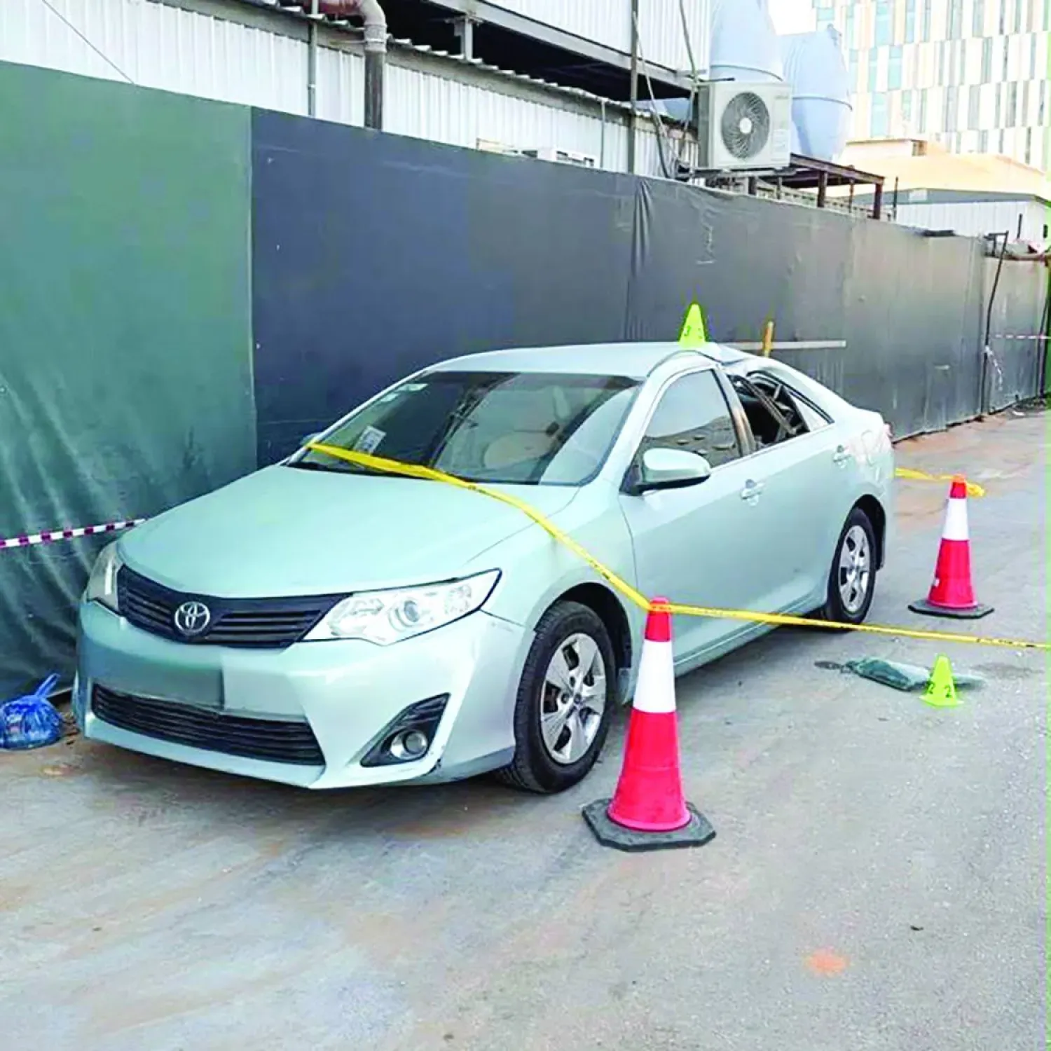 Riyad’da iki balistik füzenin hava savunma sistemleri tarafından önlenmesinin ardından düşen şarapnel parçaları bir araca zarar verdi (Suudi Arabistan Haber Ajansı – SPA)