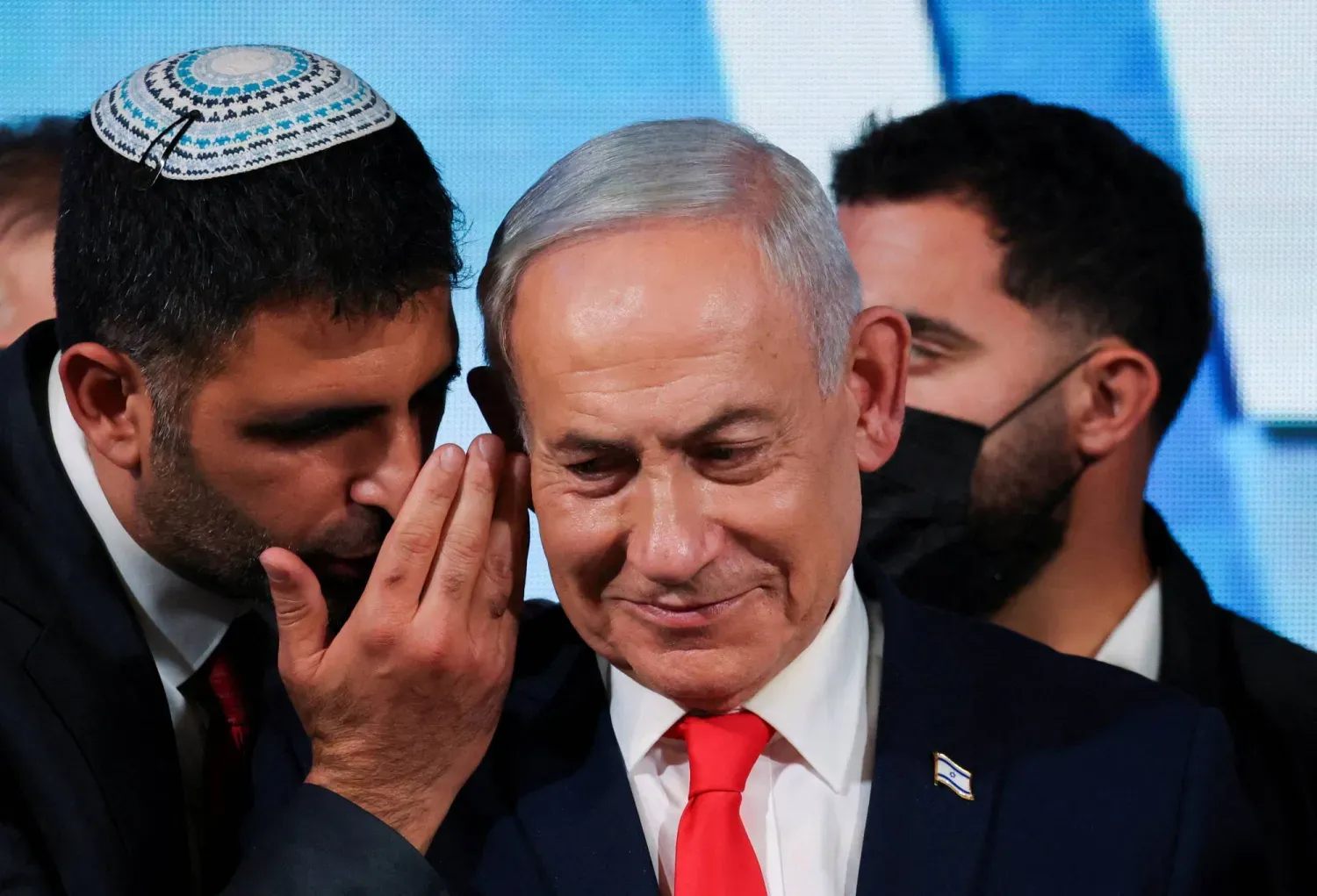 İsrail Başbakanı ve Likud Partisi lideri Binyamin Netanyahu, Kudüs’teki parti merkezinde, genel seçimlerde sandık çıkış anketlerinin açıklanmasının ardından basına açıklama yaparken bir yardımcısı kendisiyle konuşuyor (Reuters)