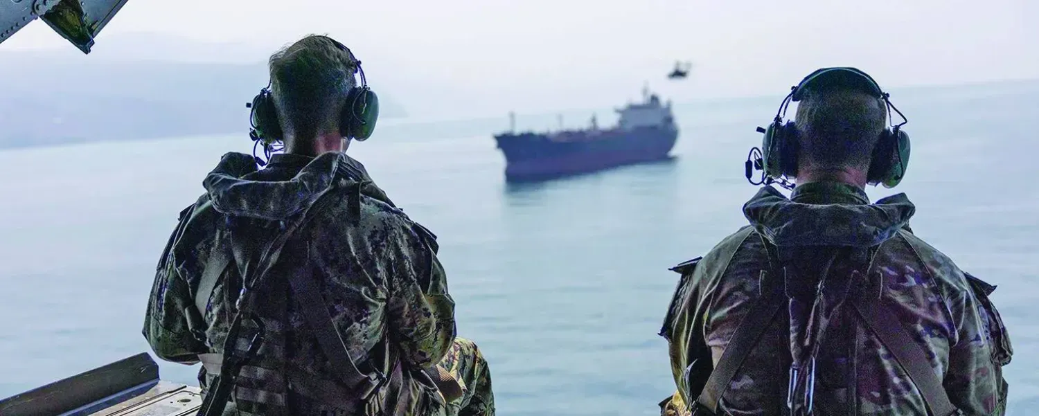 ABD Merkez Kuvvetler Komutanlığı (CENTCOM) Komutanı Amiral Brad Cooper (solda), CH-47 Chinook helikopteriyle Hürmüz Boğazı üzerinde uçuyor. (CENTCOM)
