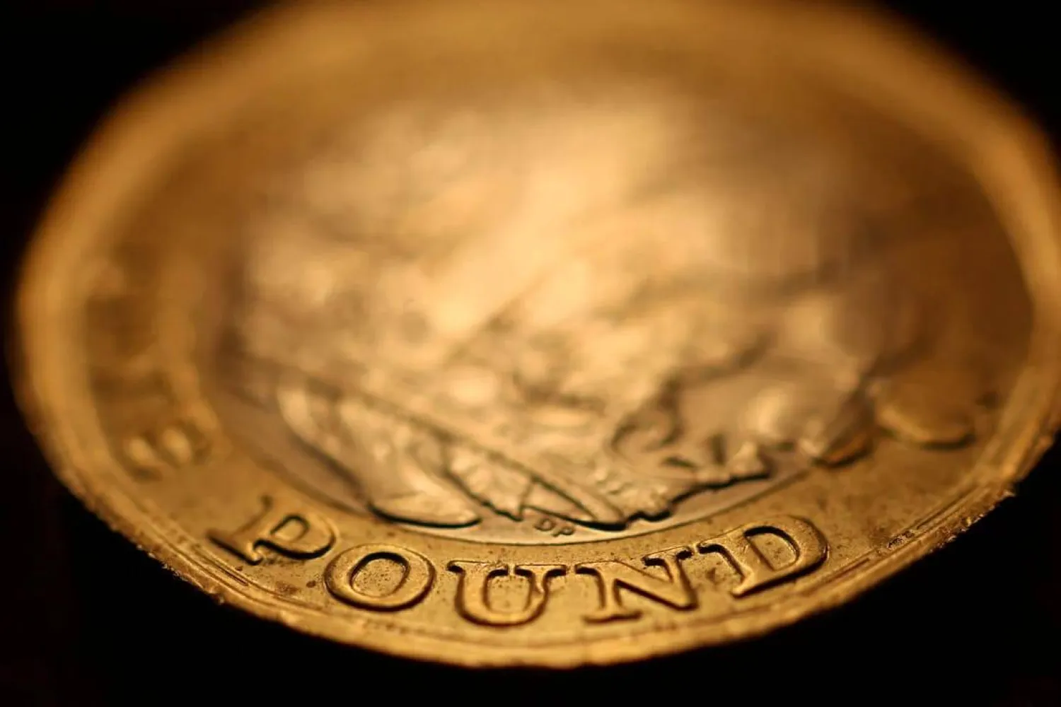 قطعة نقدية من فئة جنيه إسترليني واحد في مانشستر البريطانية (رويترز)