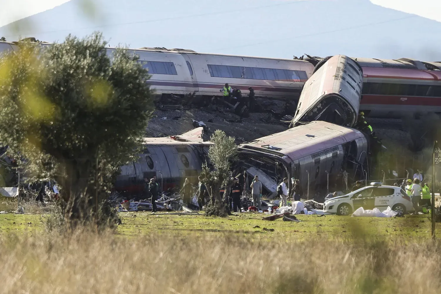 İspanya’nın Toledo bölgesindeki Orda kasabasında meydana gelen çarpışmada, Renfe ve Iryo şirketlerine ait iki AVE hızlı treninin raydan çıkan vagonları (AP)