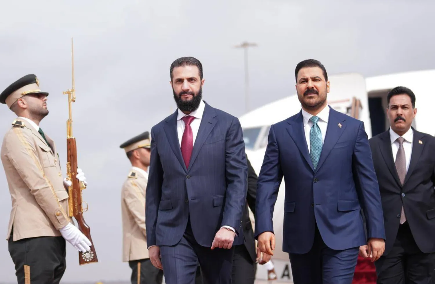 الرئيس السوري أحمد الشرع مستقبلاً رئيس الحكومة العراقية علي الزيدي في دمشق الأربعاء (إعلام حكومي)