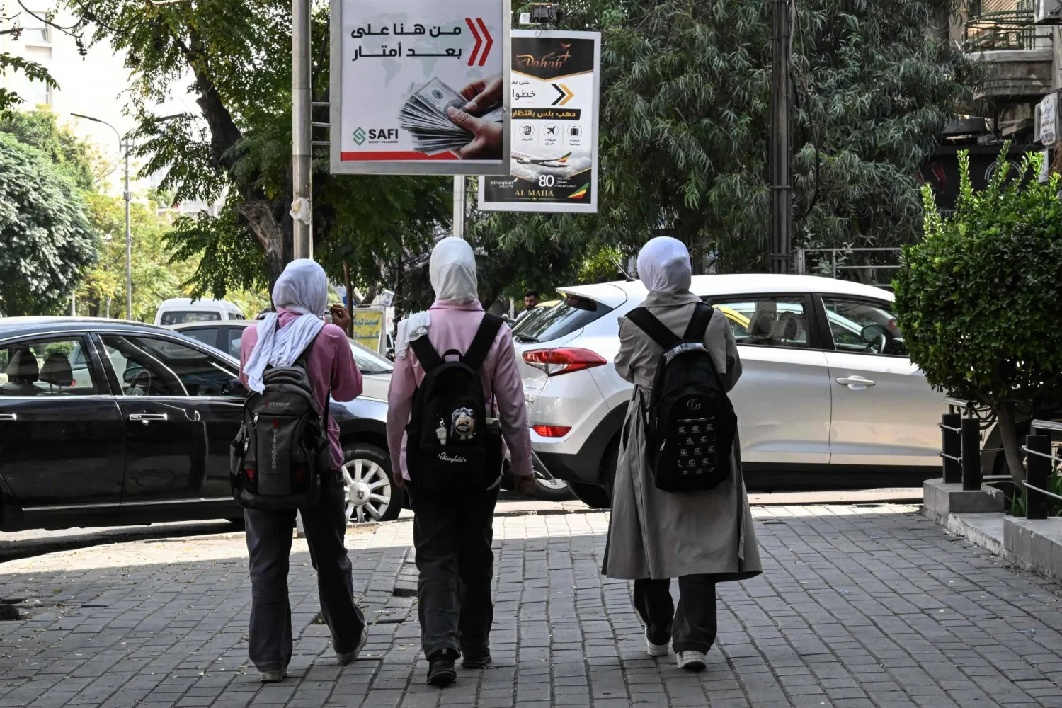 أطفال يعودون إلى منازلهم بعد يوم دراسي في دمشق (أ.ف.ب)