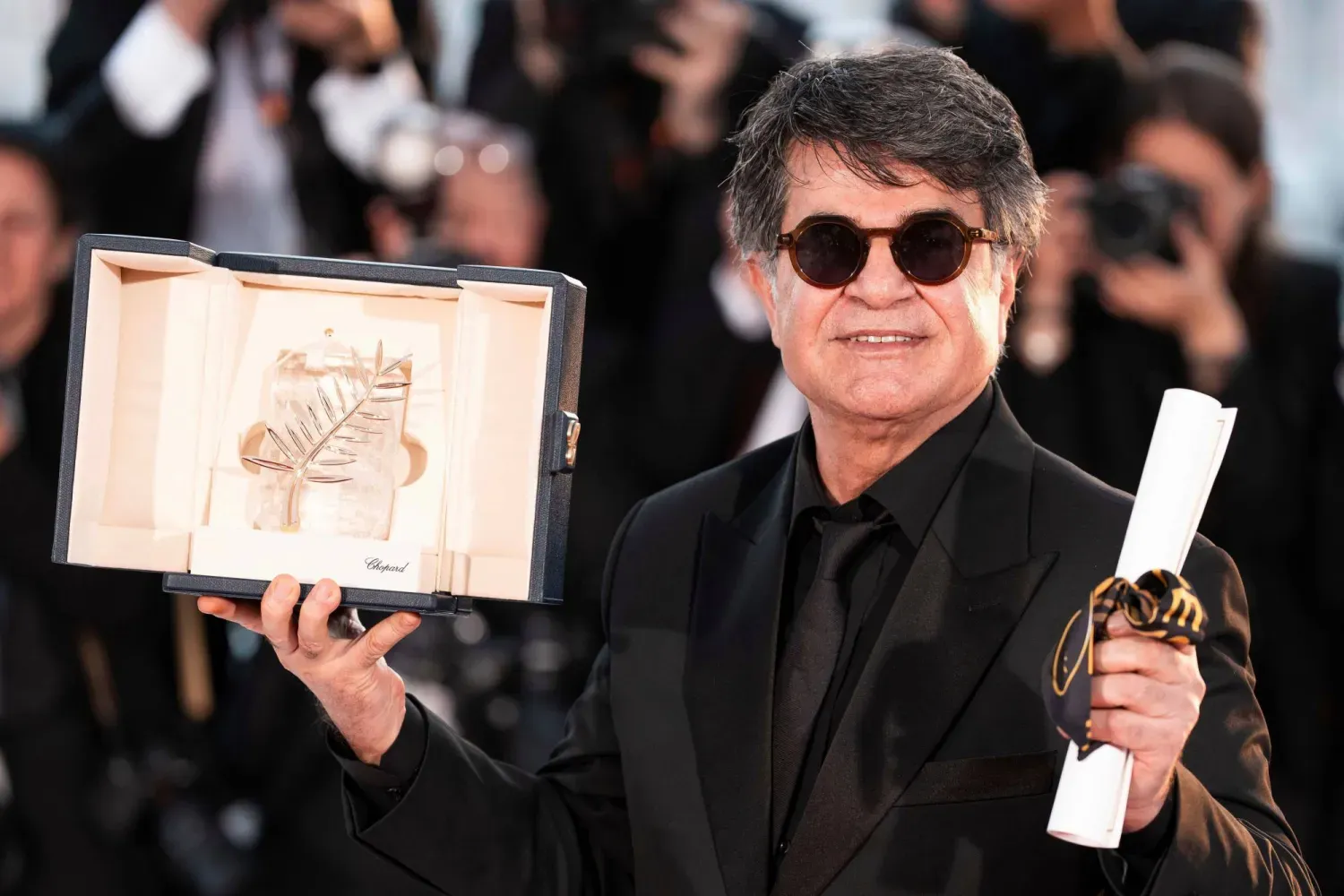 İranlı yönetmen Cafer Penahi, 24 Mayıs 2025’te Fransa’nın güneyinde düzenlenen Cannes Film Festivali’nin ödül töreninde Altın Palmiye ödülünü alırken. (AP)
