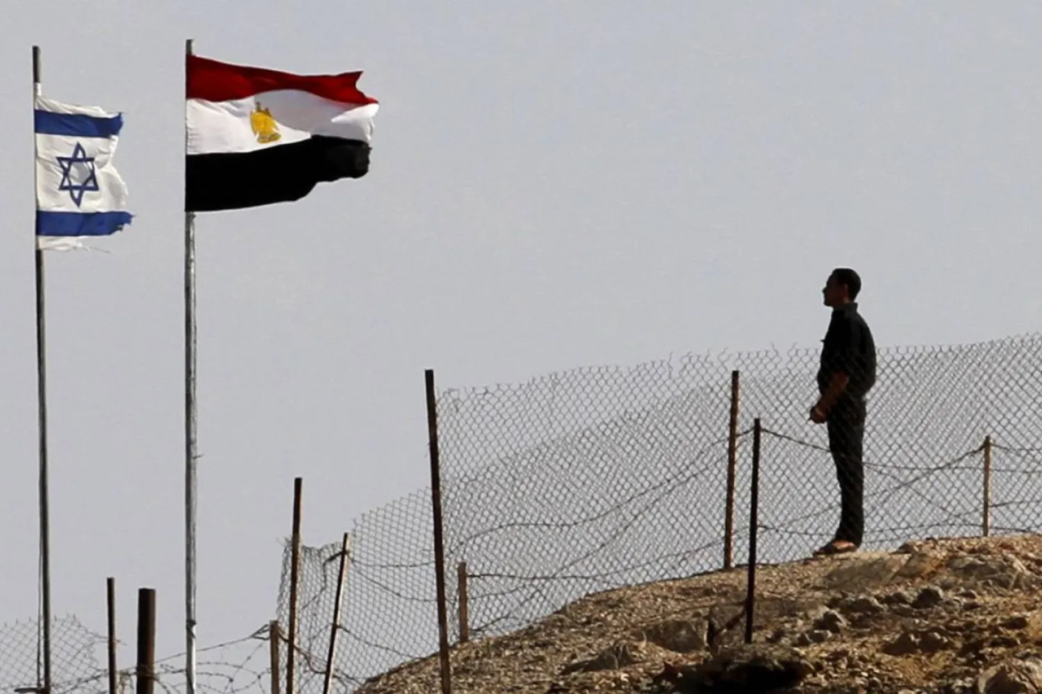 مصر قالت إن مخترق الحدود مع إسرائيل «غير متزن نفسياًُ» وتعمل على إعادته للبلاد (رويترز)