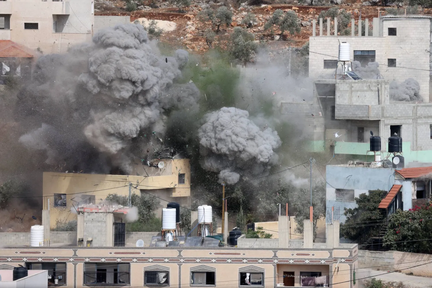 الجيش الإسرائيلي يفجر منزل أسير فلسطيني في بلدة بيتا القريبة من نابلس بالضفة الغربية (إ.ب.أ)