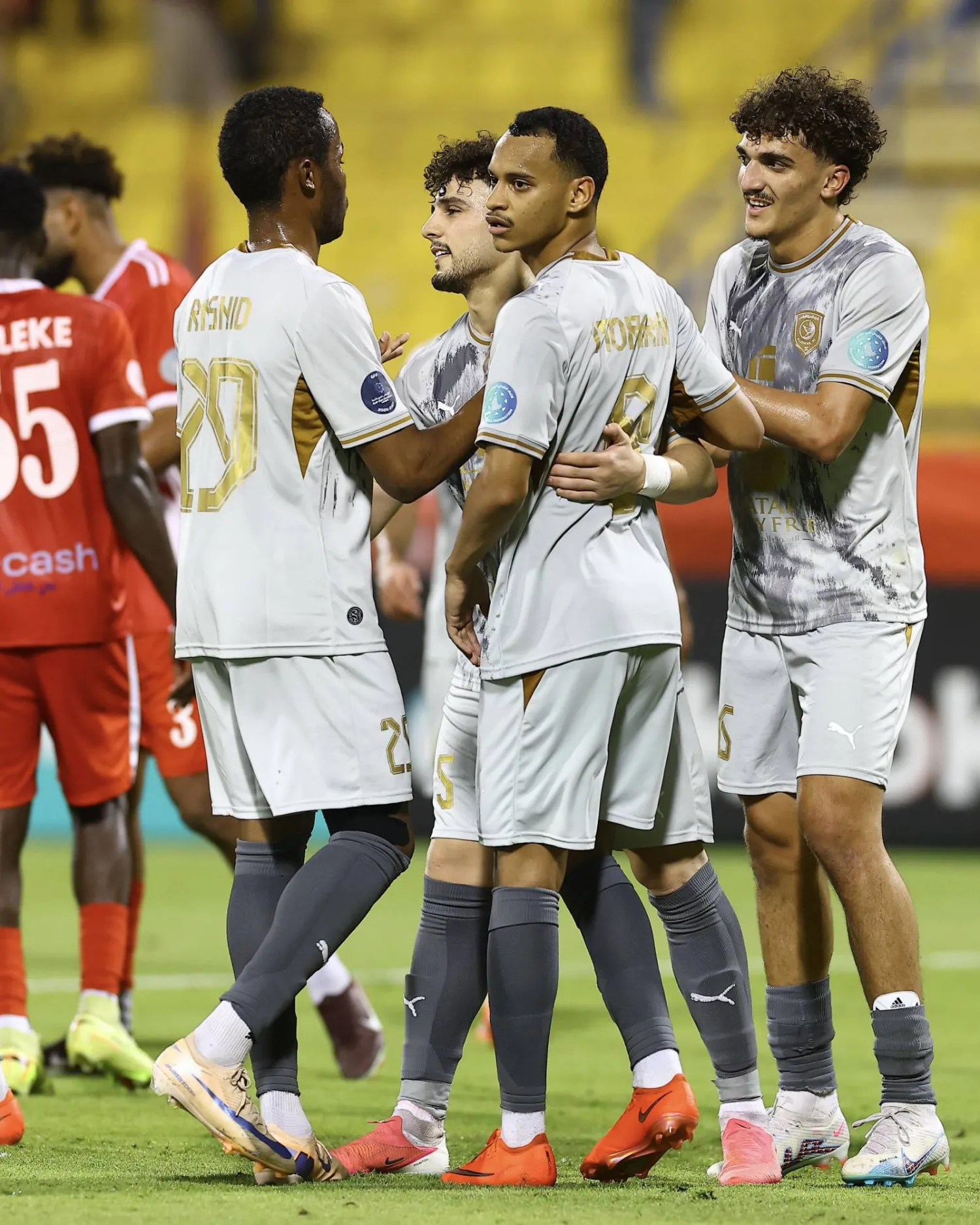 لاعبو الدحيل يحتفلون بهدف بسام الراوي (نادي الدحيل)
