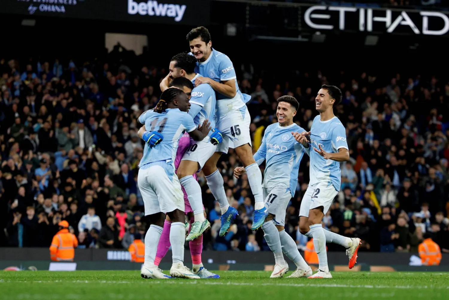 جيرونيمو رولي حارس مانشستر سيتي يحتفل مع زملائه بالفوز بركلات الترجيح على برايتون، والتأهل إلى ربع نهائي كأس الرابطة الإنجليزية (رويترز)