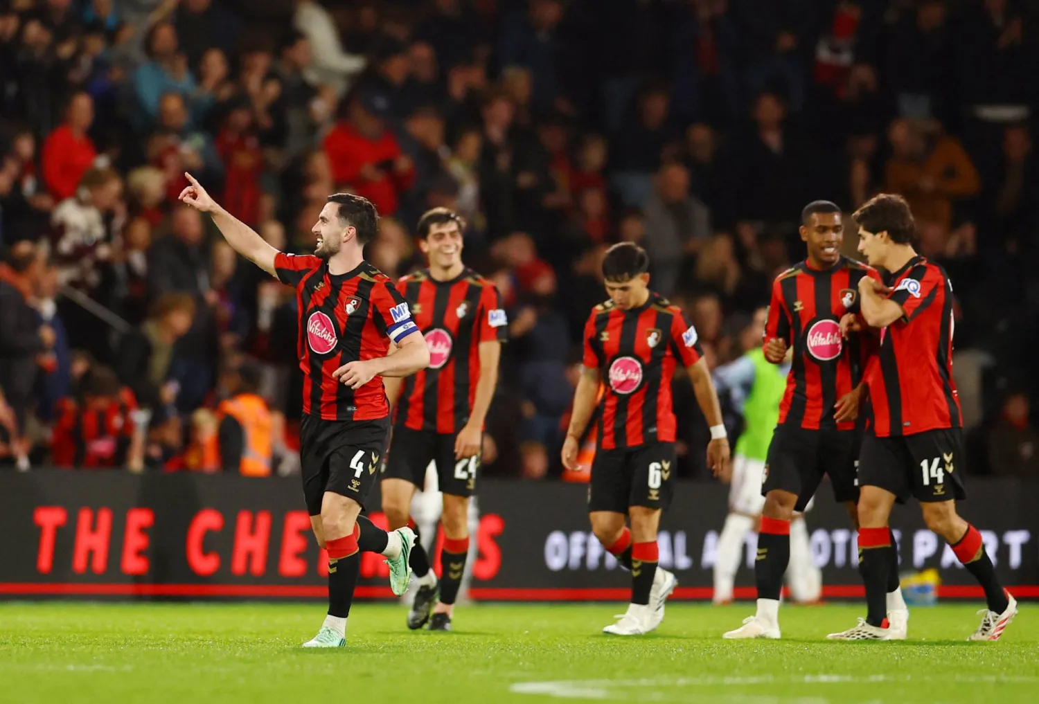 لويس كوك لاعب بورنموث يحتفل بتسجيل الهدف الثاني لفريقه أمام أستون فيلا (رويترز)