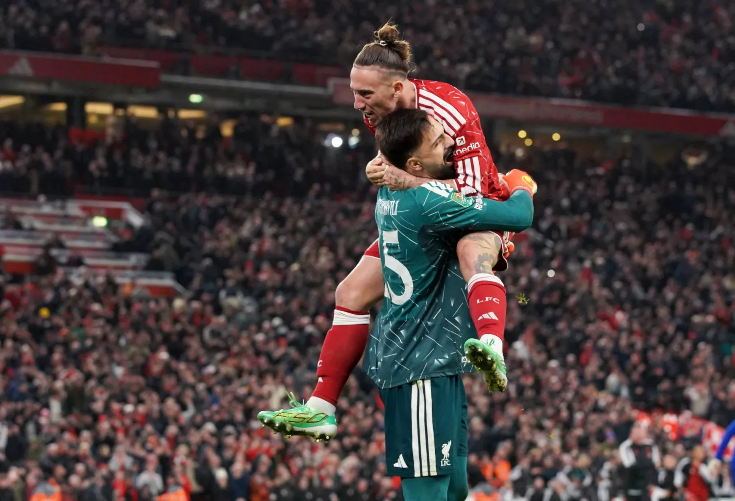 جيورجي مامارداشفيلي حارس ليفربول يحتفل مع زميله كوستاس تسيميكاس بالفوز على تشيلسي بركلات الترجيح (رويترز)