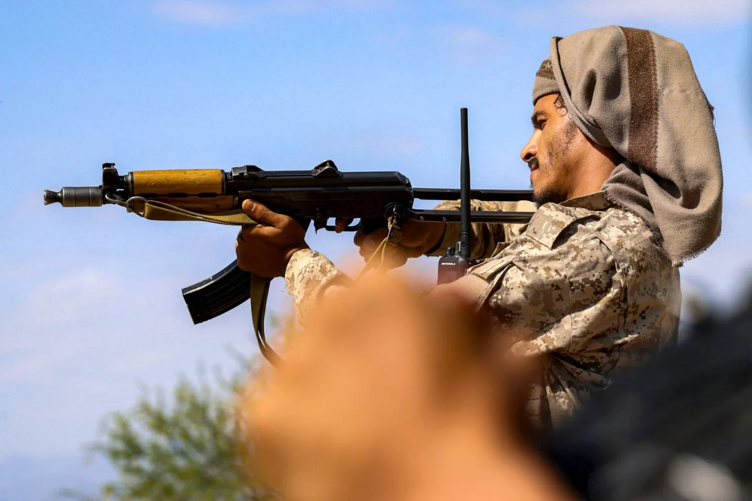 A fighter loyal to Yemen's internationally-recognized government aims a rifle at a position along the frontlines against the Houthis around Mount al-Midan in Yemen's western Taiz province on October 26, 2026. (Photo by Ahmad AL-BASHA / AFP) / 