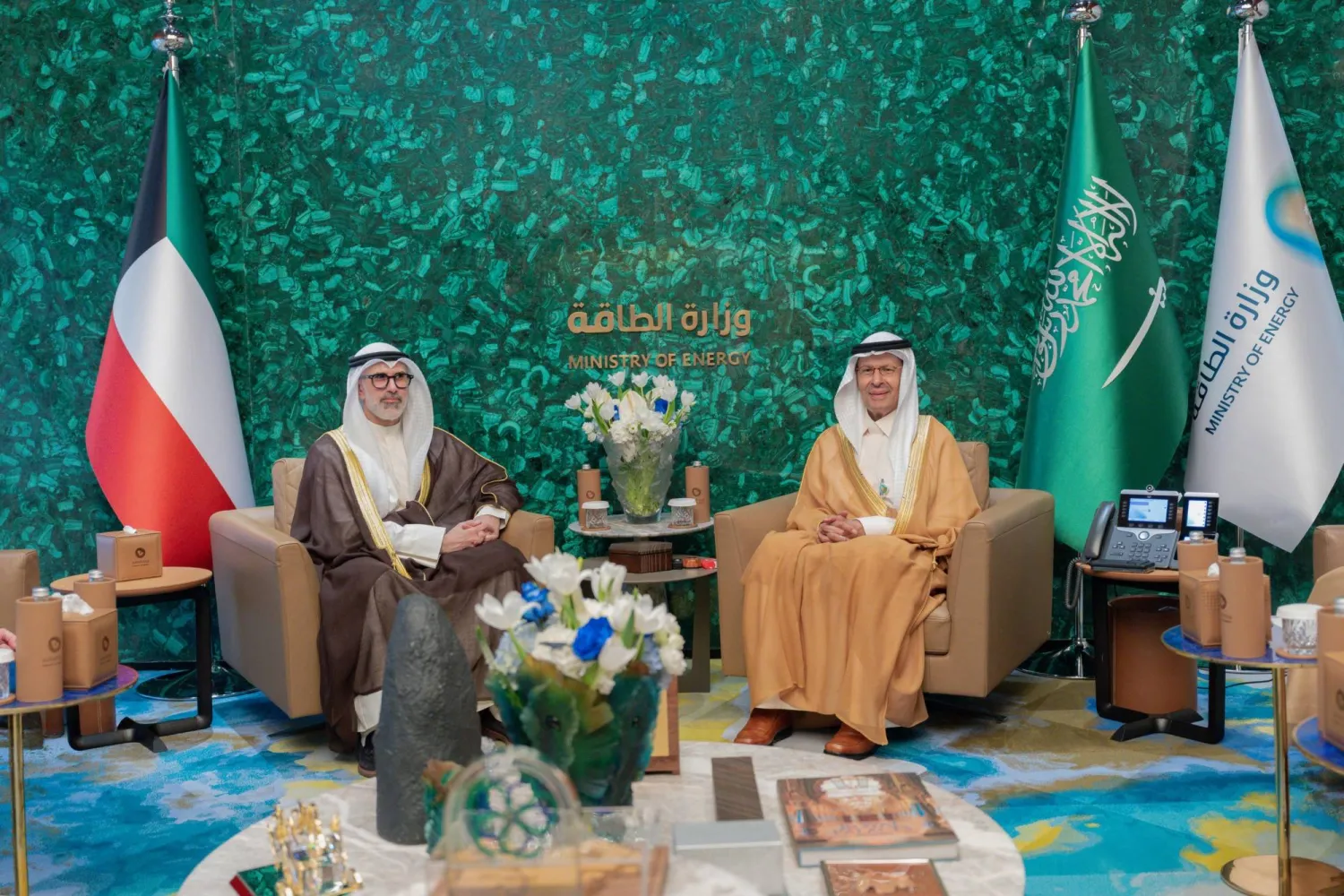 اللقاء بين الأمير عبد العزيز بن سلمان ووزير الخارجية الكويتي الشيخ جراح جابر الأحمد الصباح في الرياض (إكس)
