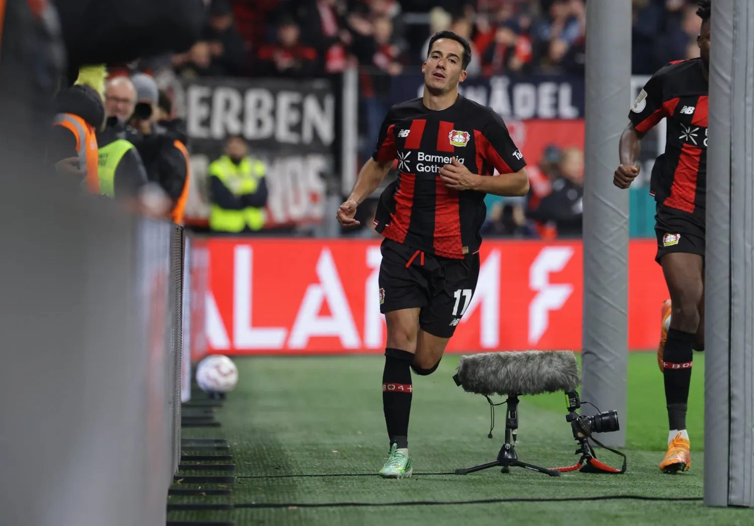 فازكيز لاعب باير ليفركوزن يهدي هدفه لضحايا حادث قطار بإسبانيا