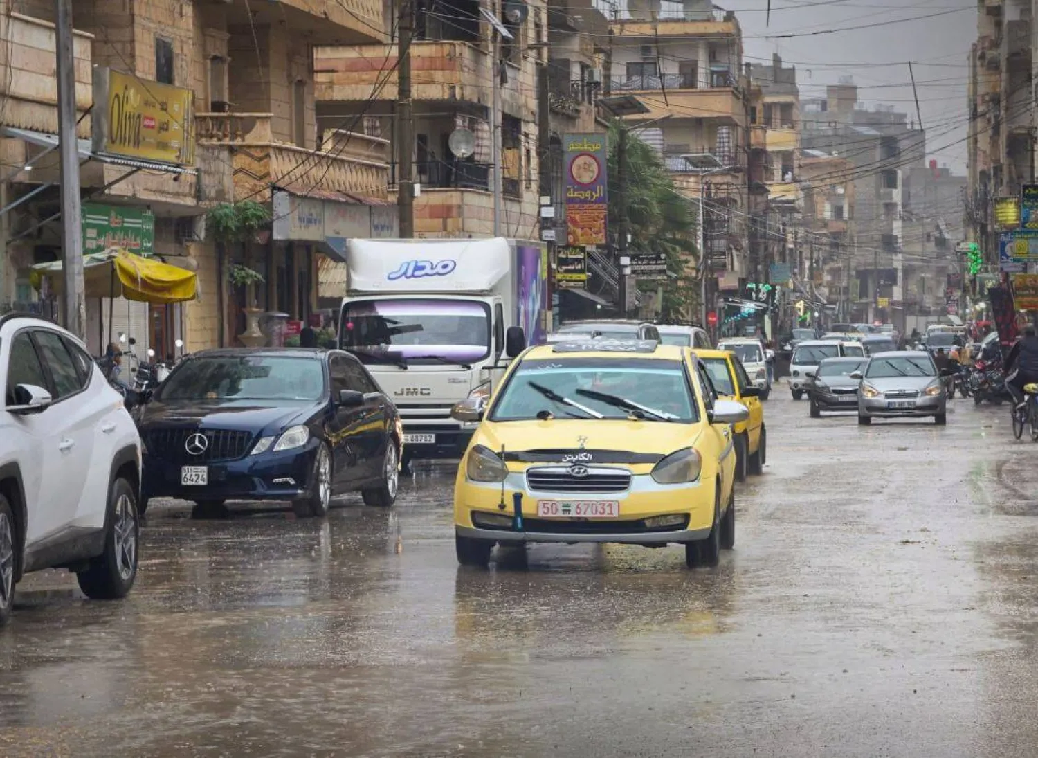 وفاة شخص وإنقاذ 15 مدنياً وإجلاء عائلات جراء السيول في سوريا