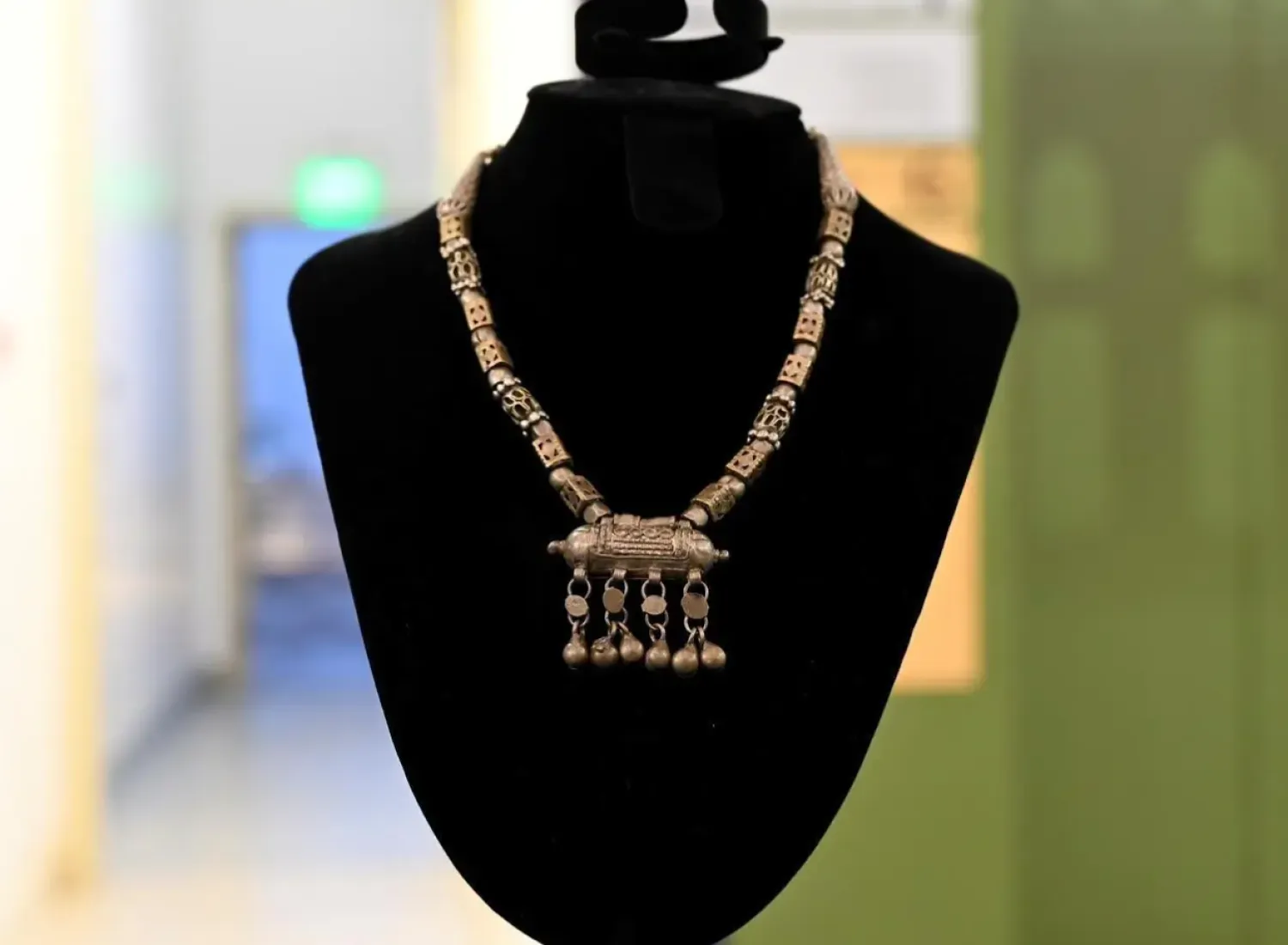 Adornment was not limited to silver jewelry but also included the use of kohl, henna, perfumes and hair-care products - SPA