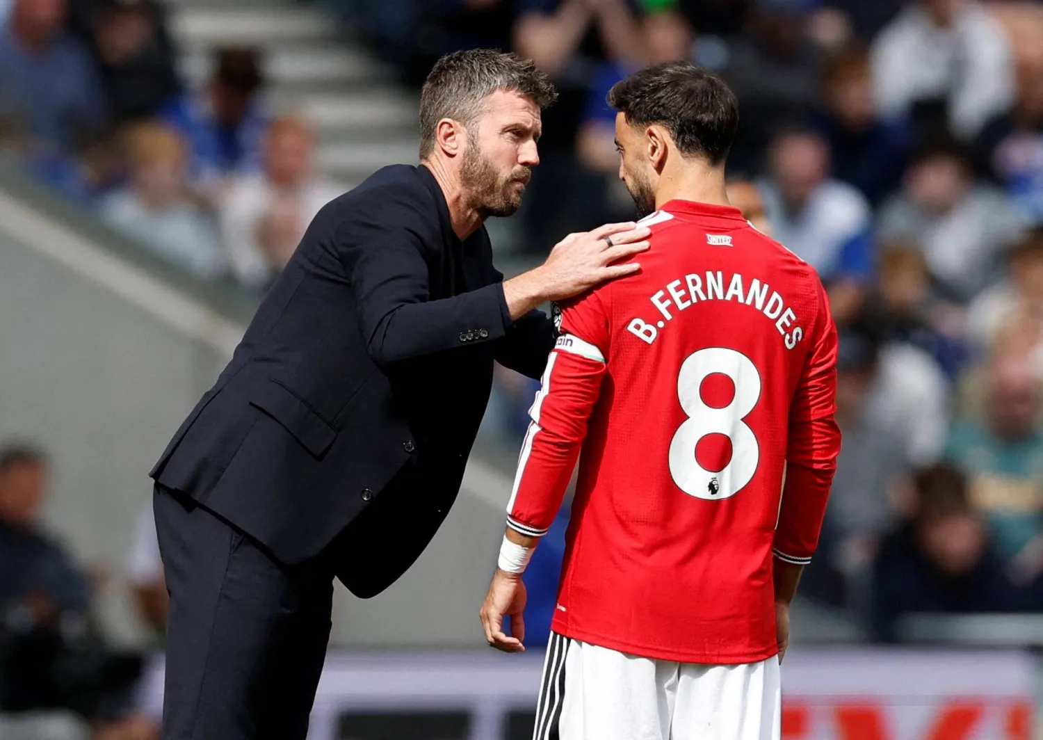 مايكل كاريك مدرب مانشستر يونايتد يتحدث إلى قائد الفريق البرتغالي برونو فرنانديز خلال مباراة إيفرتون (رويترز)