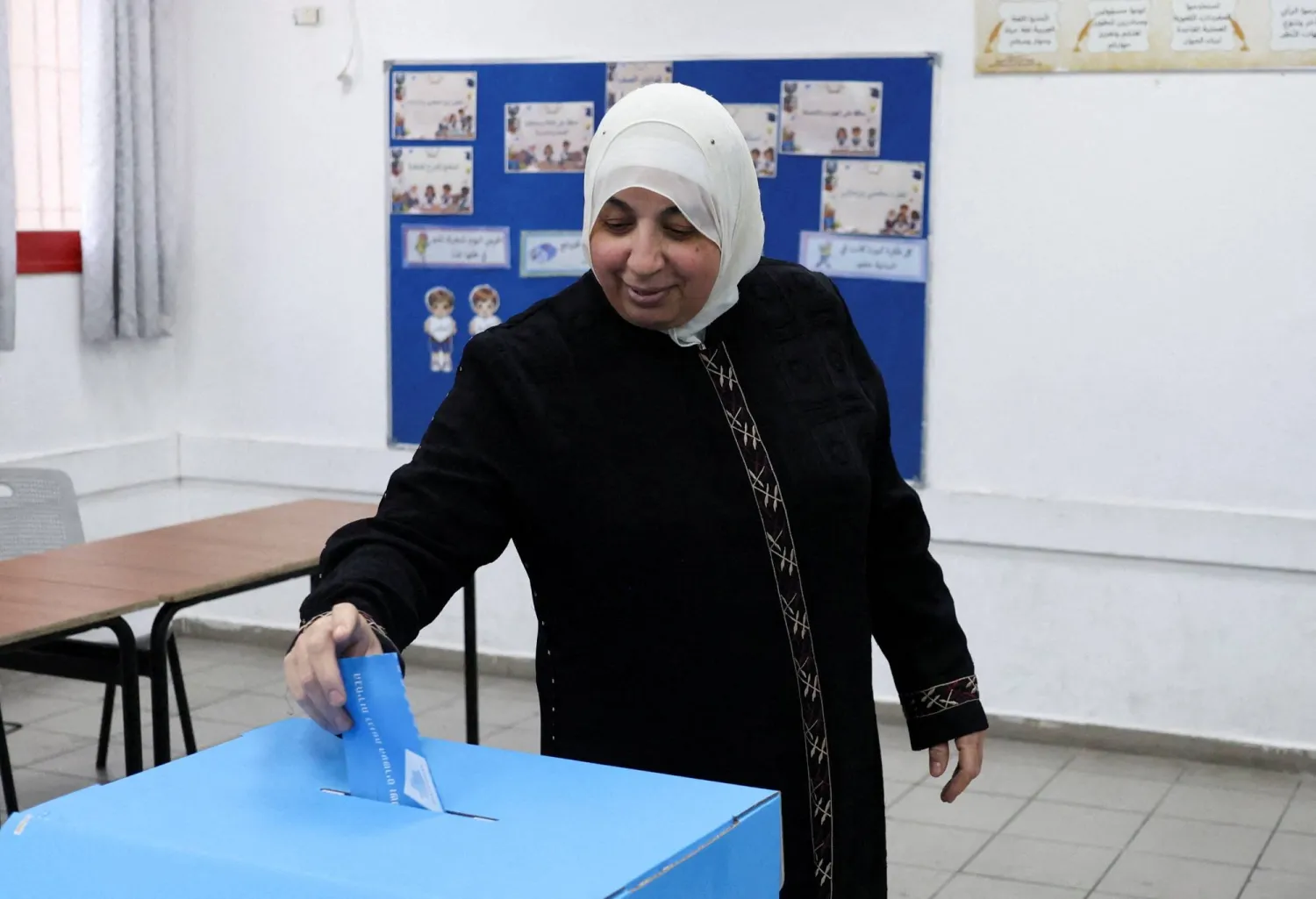 فلسطينية تدلي بصوتها في انتخابات الكنيست بمدينة أم الفحم بشمال إسرائيل يوم الثلاثاء (رويترز)