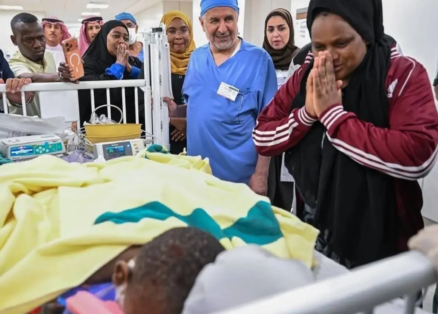والدة التوأم «لايتيينس ولوفنس» أشادت بالجهود الكبيرة التي بذلها الفريق الطبي لضمان نجاح العملية (واس)