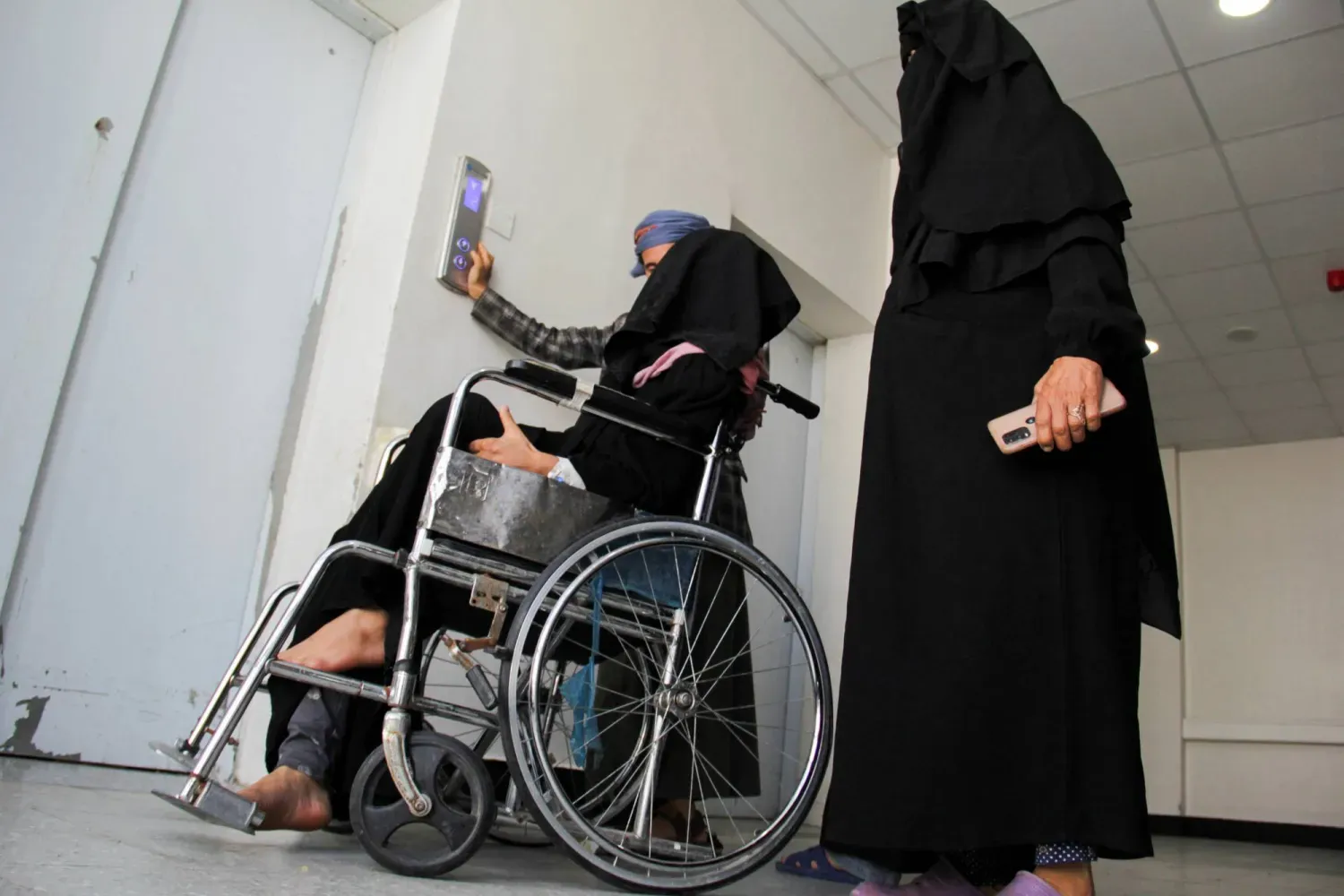 Kuşatma altındaki Taiz’de siviller, Husilerin topçu ateşi ve keskin nişancı saldırılarının hedefi oluyor (Reuters)
