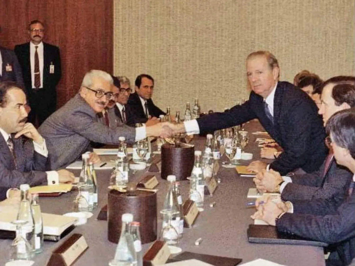 Eski ABD Dışişleri Bakanı James Baker’ın, Ocak 1991’de Cenevre’de Iraklı mevkidaşı Tarık Aziz ile el sıkışırken çekilmiş fotoğrafı (Arşiv)