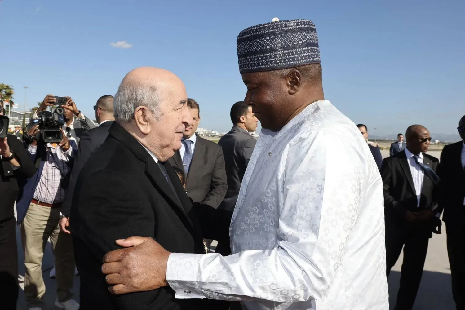 Cezayir Cumhurbaşkanı, Nijer Cumhurbaşkanı’nı kabul ederken. (Arşiv-Cezayir Cumhurbaşkanlığı)
