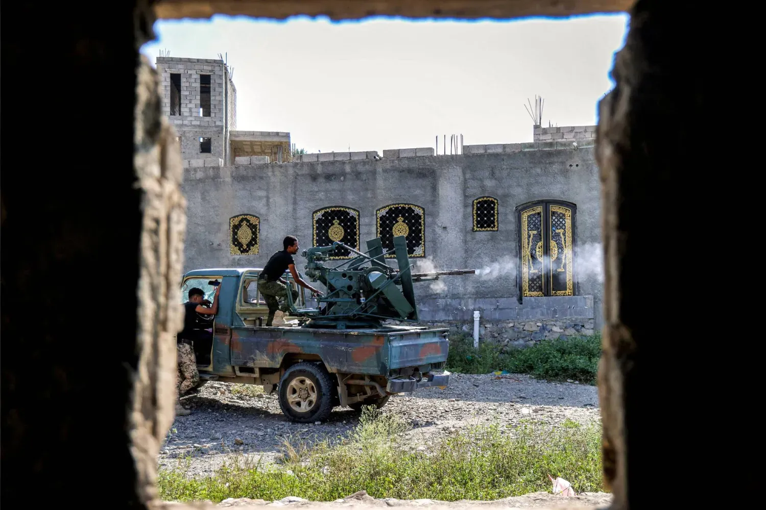 Haftalardır kente yönelik saldırılarını sürdüren Husilerin taarruzları, Taiz’in direnişi karşısında yıprandı. (AFP)