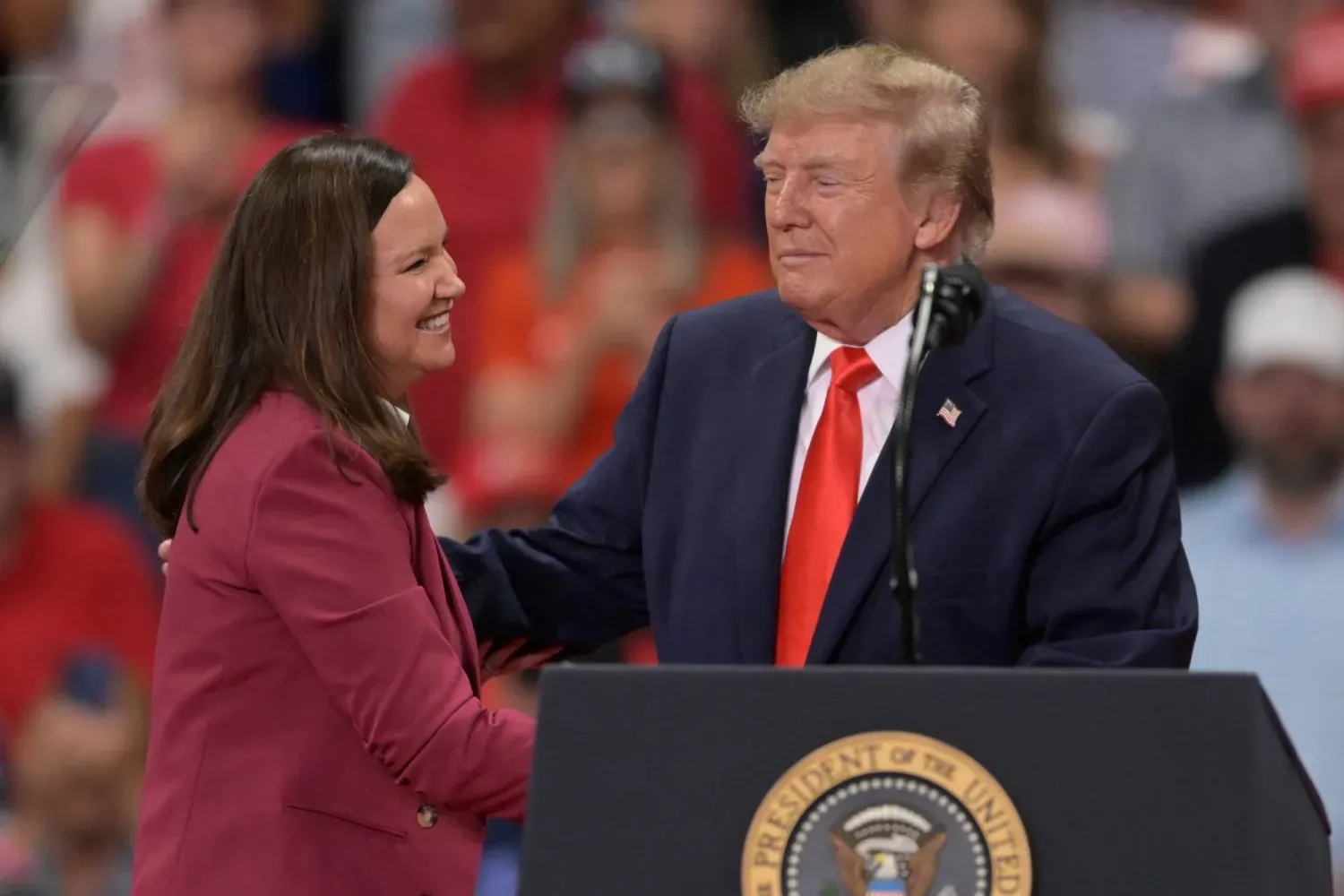 ABD Başkanı Donald Trump, Florida eyaletinin Daytona Beach kentinde Senatör Ashley Moody ile birlikte. (AP)