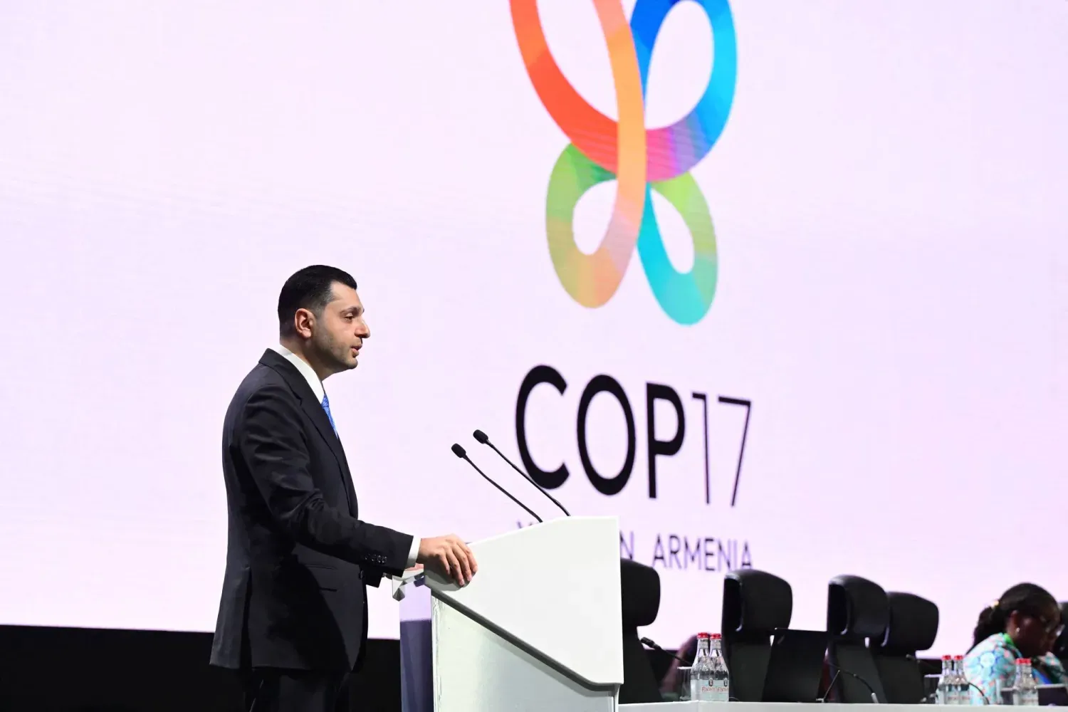 Ermenistan Çevre Bakanı ve Biyolojik Çeşitlilik Sözleşmesi 17. Taraflar Konferansı'nın (COP17) Başkanı Hambardzum Matevosyan Erivan'da düzenlenen konferansta konuşma yaparken. (AFP)