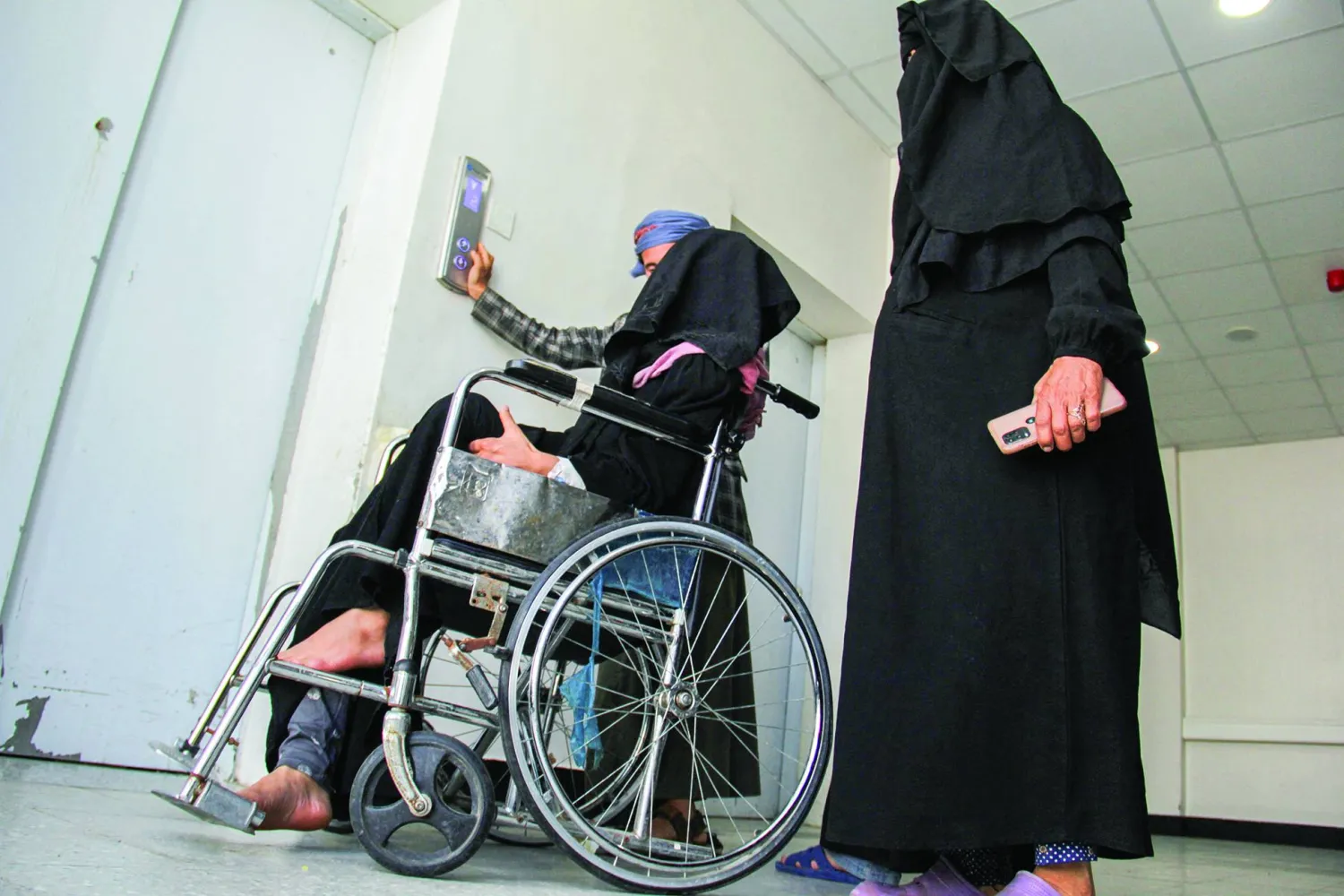 المدنيون في تعز المحاصرة عرضة لقذائف الحوثيين وقناصتهم (رويترز)