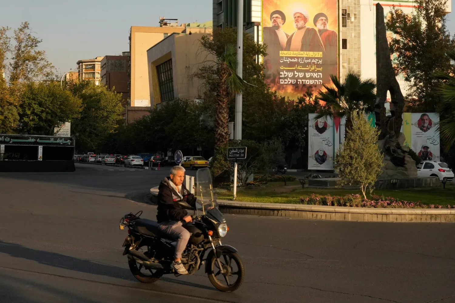 رجل يقود دراجة نارية في طهران (أ.ب)