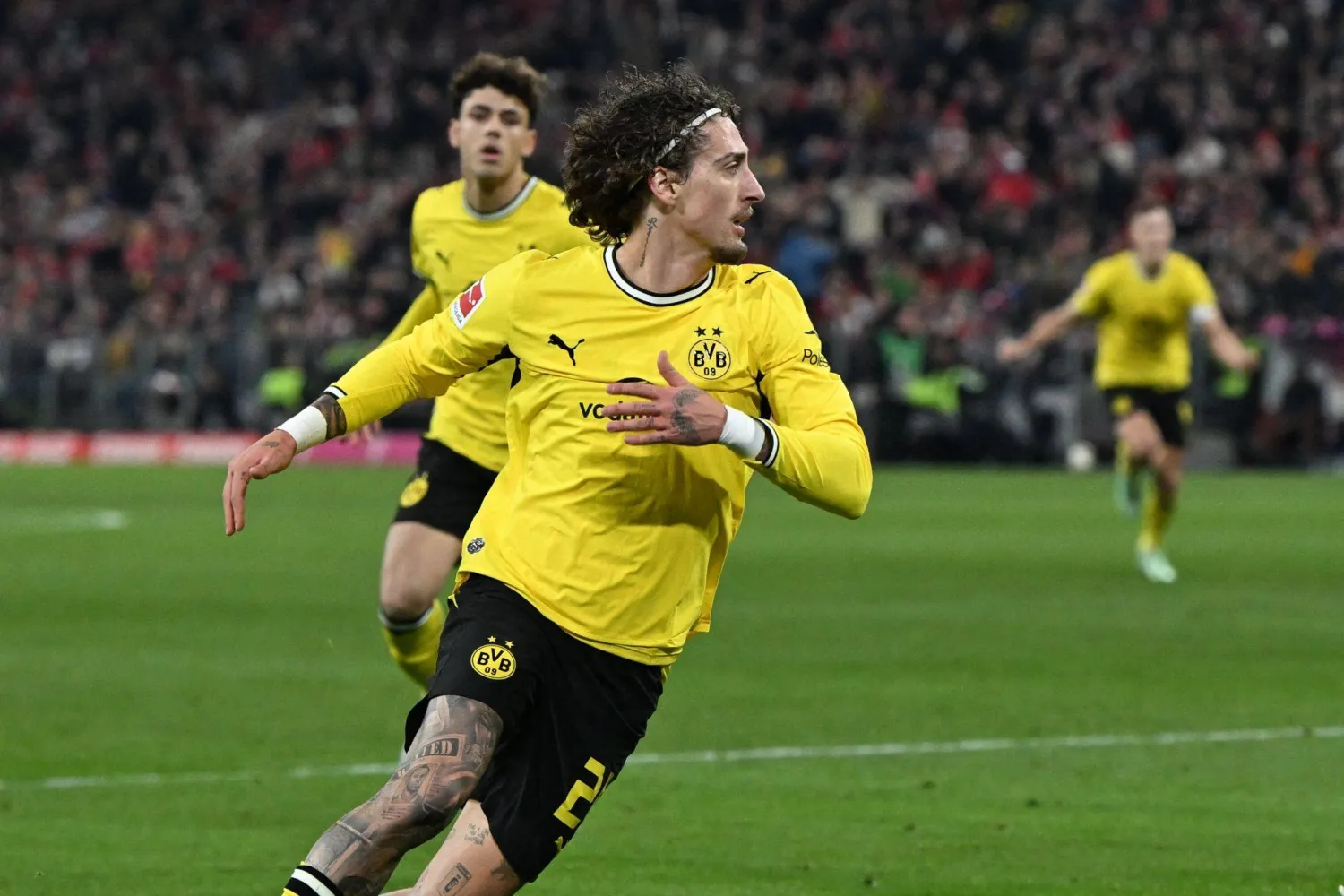 فابيو سيلفا يحتفل بهدف التعادل القاتل لدورتموند في مرمى بايرن (د.ب.أ)