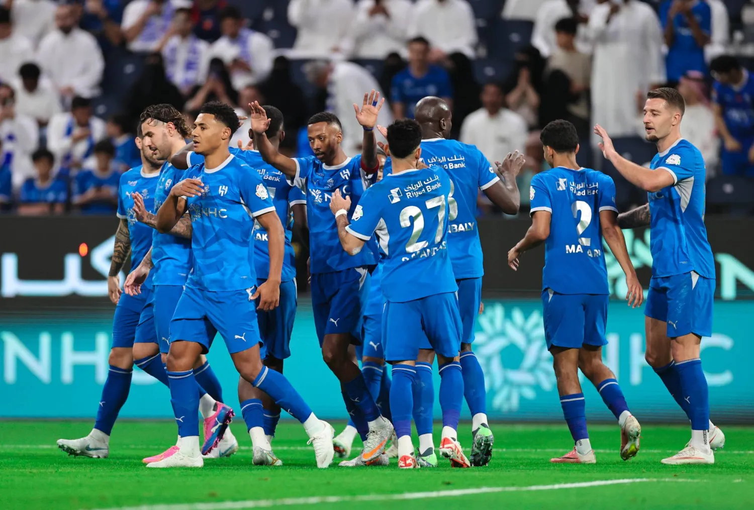 لاعبو الهلال يحتفلون بالهدف الأول (تصوير: سعد العنزي)