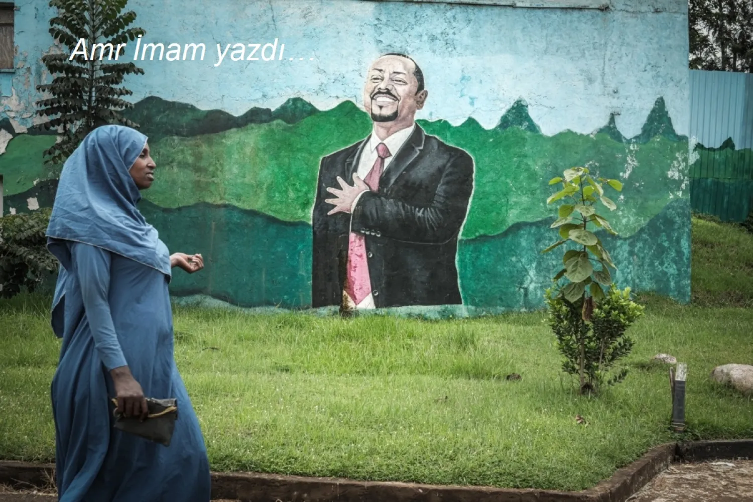 Etiyopya'nın Oromia’daki seçim bölgesinde bulunan Agaro kasabasında, Etiyopya Başbakanı Abiy Ahmed'e ait duvar resminin önünden geçen bir kadın, 28 Mayıs 2026