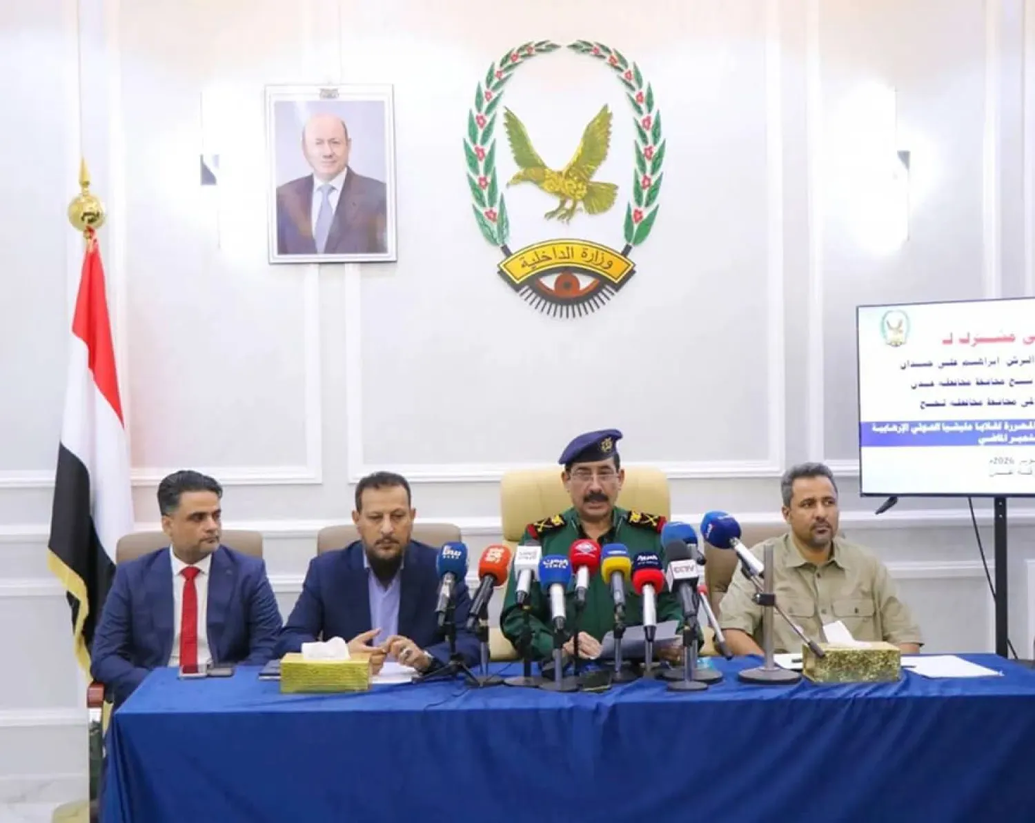 Yemen İçişleri Bakanı ve Aden Valisi basın toplantısı sırasında (Yemen İçişleri Bakanlığı)
