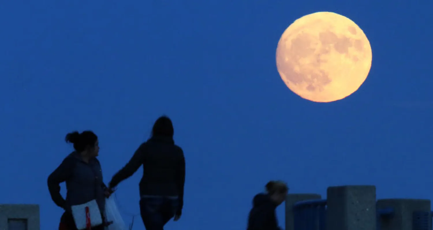 العالم يراقب وينتظر ظاهرة «القمر العملاق»