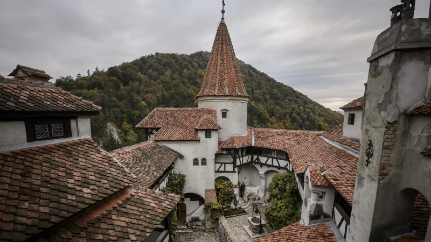 قلعة «دراكولا» تسمح لشخصين بقضاء ليلة في دهاليزها المخيفة