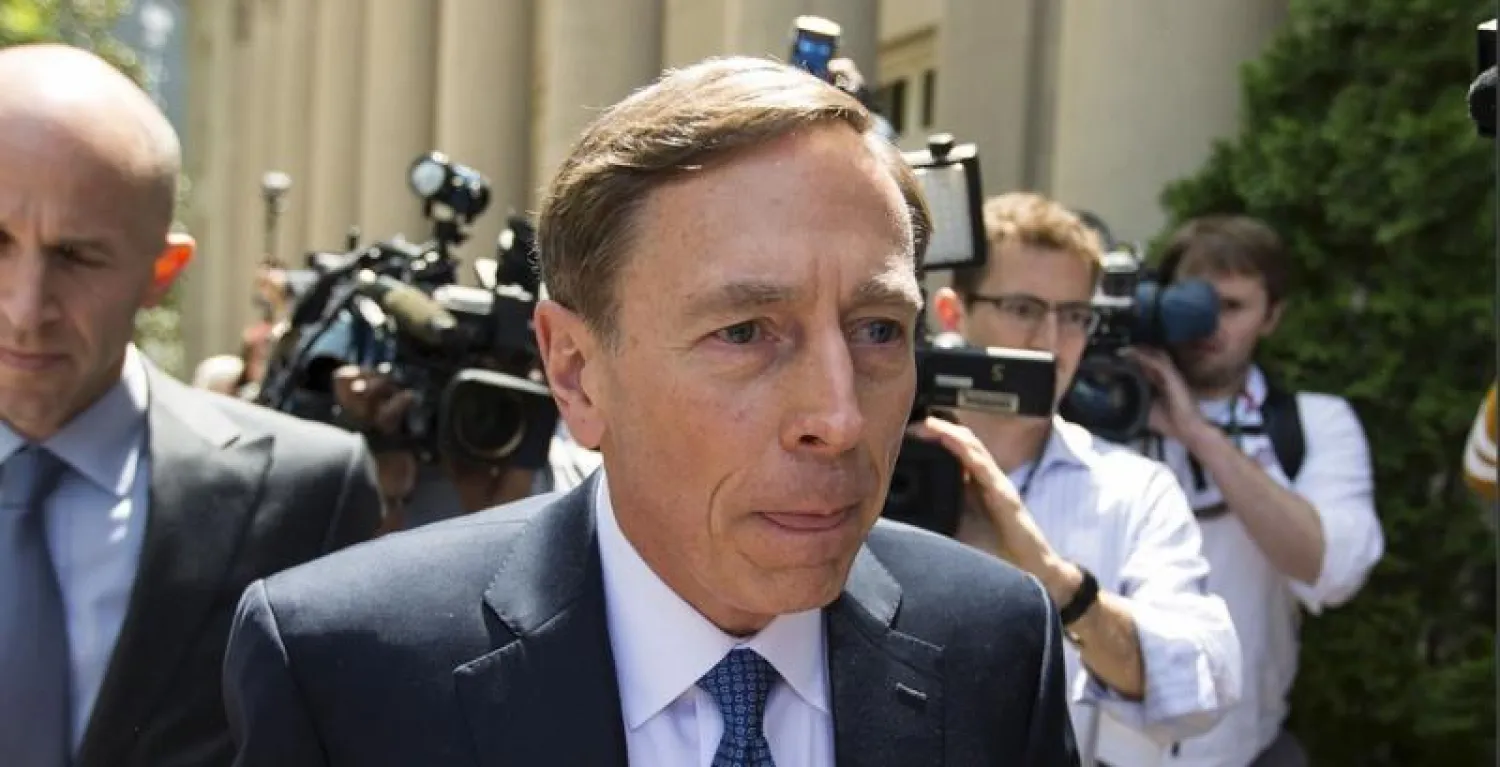 الجنرال الأميركي المتقاعد ديفيد بترايوس لدى وصوله إلى المحكمة الفيدرالية في 2015 للاعتراف بالذنب («الشرق الأوسط»)