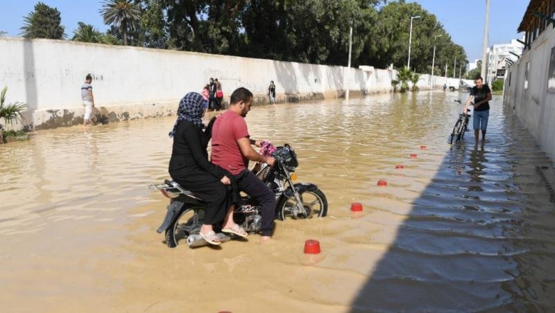 مقتل شخصين جرفتهما مياه الفيضانات في تونس مقتل شخصين جرفتهما مياه الفيضانات في تونس
